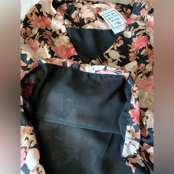 NWT SKIES ARE BLUE LONG SLEEVE FLOWERY TOP. PUFFED SLEEVES END W/SMOCKED CUFFS. - Picture 10 of 10